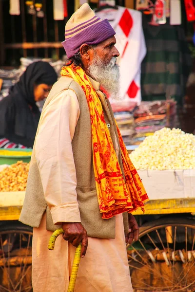 AGRA, INDIA - 10 DE NOVIEMBRE: Camina un hombre no identificado en Kinari Baza — Foto de Stock