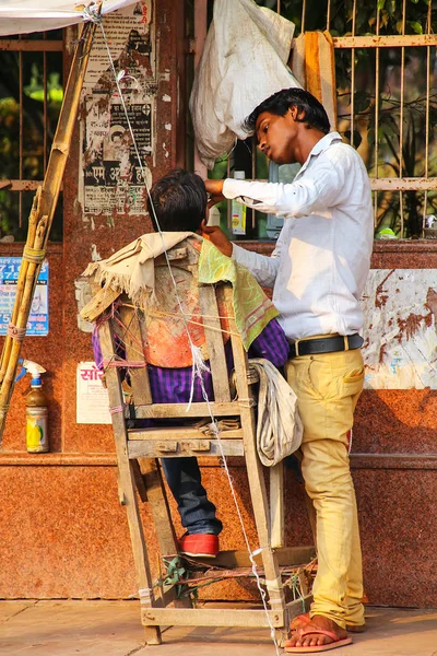 AGRA, INDIA - 10 DE NOVIEMBRE: Un hombre no identificado trabaja como barbero en — Foto de Stock