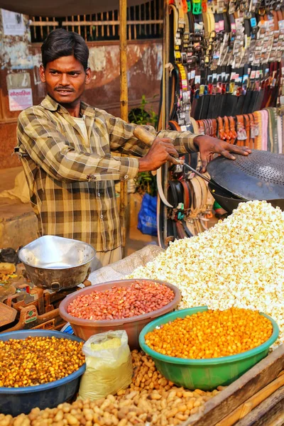 Agra, India - November 10-én: Ismeretlen férfi értékesíti a Kin pattogatott kukorica — Stock Fotó