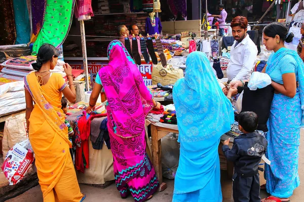 Agra, Hindistan - 10 Kasım: Kimliği belirsiz kişi dükkanında Kinari Ba — Stok fotoğraf