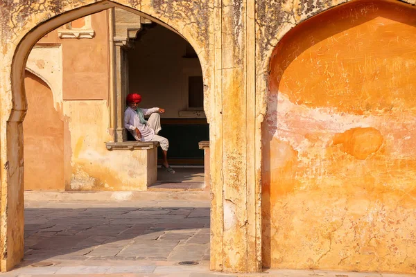 琥珀色，印度-11 月 13 日︰ 身份不明的男子坐在第四节 — 图库照片