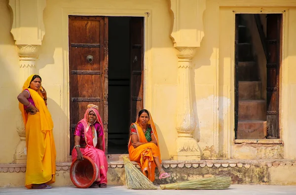 AMBER, INDIA - 13 DE NOVIEMBRE: Mujeres no identificadas descansan en el secon —  Fotos de Stock