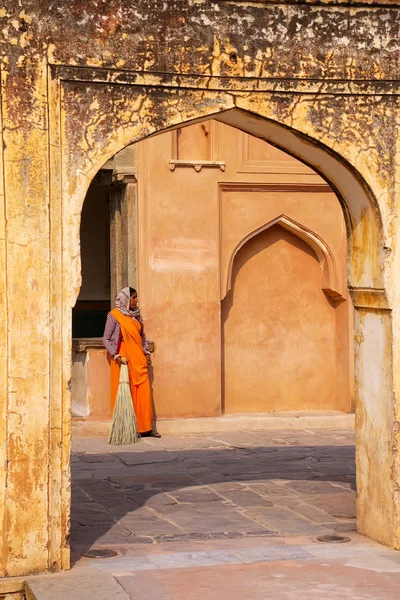 琥珀, 印度-11月13日: 不明身份的妇女站在 — 图库照片