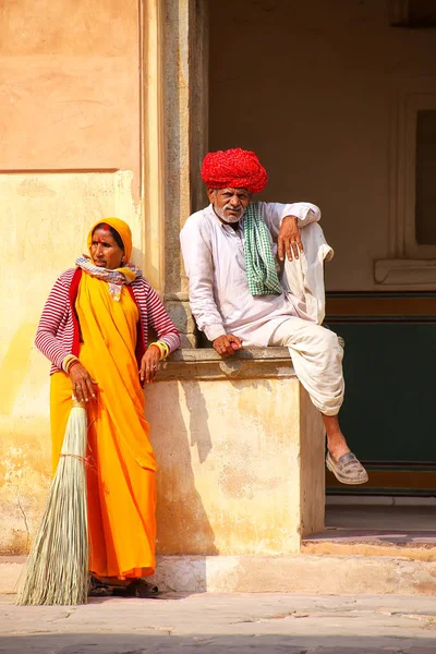 AMBER, INDIA - 13 DE NOVIEMBRE: Personas no identificadas descansan en los cuatro — Foto de Stock