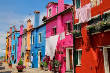 Burano, İtalya - 22 Haziran: 22 Haziran 2015 yılında Bur renkli evler