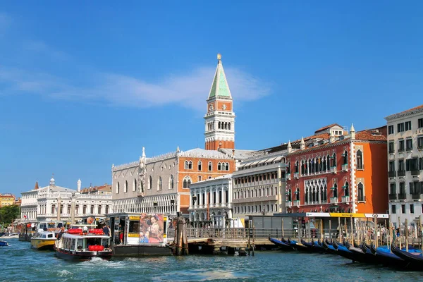 Venice, Olaszország-június 22: Kilátás a Grand Canal a vaporetto (víz — Stock Fotó