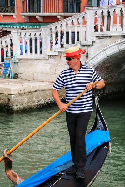 Venice, Olaszország - június 22-én: Ismeretlen férfi sorok gondola-június 2-án — Stock Fotó