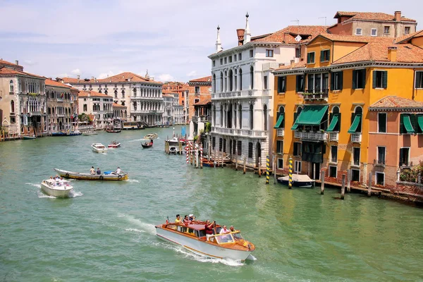 VENECIA, ITALIA-JUNIO 22: Casas a lo largo del Gran Canal el 22 de junio de 2015 — Foto de Stock