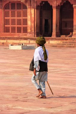 Jama Mescidi Fatehpur Sikri, Uttar Pradesh, Hindistan ın avlusunda yürüyen yerel adam