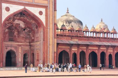 Fatehpur Sikri, Uttar Pradesh, Hindistan Jama Mescidi avlusundaki dua erkek