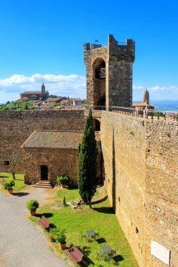 Val d'Orcia, Toskana, İtalya Montalcino kale avlusu. Kalenin tepesine şehrin en yüksek noktası 1361 yılında yaptırılmıştır.