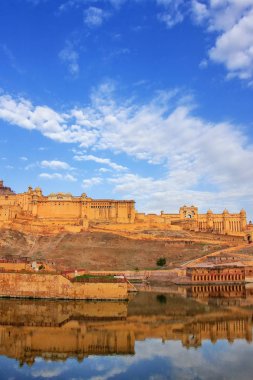 Amber Fort Maota göl kenarında Jaipur, Rajasthan, Hindistan yansıtılır. Amber Fort Jaipur bölgesinde ana turistik 's.