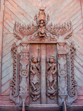 Shwe içinde Bin Kyaung Manastırı Mandalay, Myanmar oyma ahşap kapıda. Geleneksel tik bina Çin yeşim tacirler tarafından 1895 yılında inşa edilmiştir.