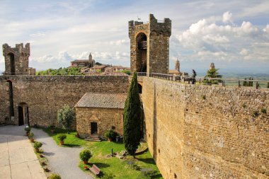 Val d'Orcia, Toskana, İtalya Montalcino kale avlusu. Kalenin tepesine şehrin en yüksek noktası 1361 yılında yaptırılmıştır.