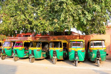 Tuk tuks, Agra, Uttar Pradesh, Hindistan Taj Ganj mahallede Park. Agra Uttar Pradesh'ın en kalabalık şehirlerinden biridir