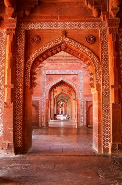 Jama Mescidi Fatehpur Sikri, Uttar Pradesh, Hindistan içinde iç. Cami 1648 yılında İmparator Şah Cihan tarafından inşa edilmiş ve onun kızı Jahanara Begüm adanmış
