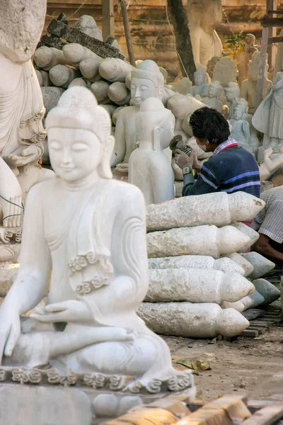地元の人は マンダレー ミャンマーのマハムニ パゴダの近くの像に取り組んでいます マンダレーは ミャンマーの二番目に大きい都市 — ストック写真