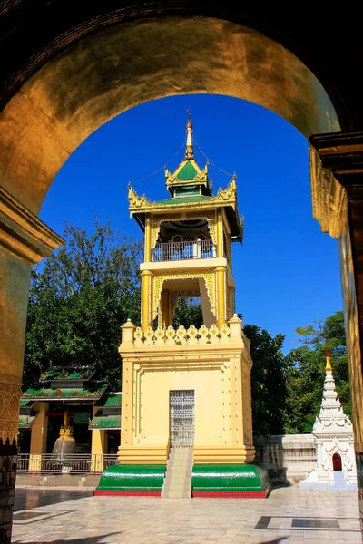 マハムニ パゴダ マンダレー ミャンマーで複雑です マハムニ パゴダは仏教寺院とミャンマーの主要な行脚のサイト — ストック写真