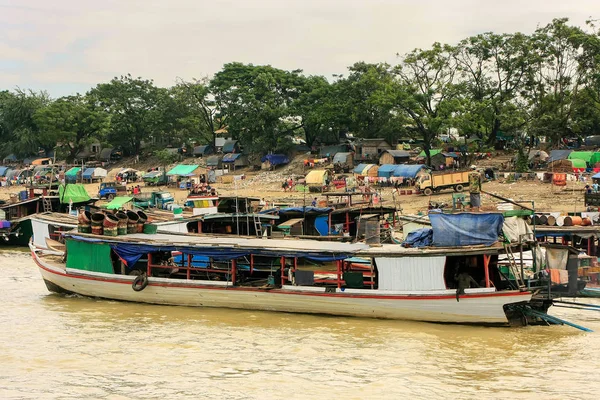 船停泊在缅甸曼德勒的伊洛瓦底江河港 伊洛瓦底江河是缅甸最大的河流 — 图库照片