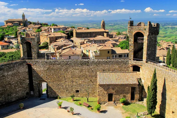 堡垒和 Val 奥斯塔山谷 托斯卡纳 意大利小镇的蒙达奇诺 堡垒建于 1361 镇的高点之上 — 图库照片