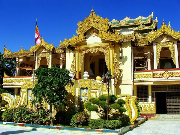 在缅甸曼德勒的 Mahamuni 寺建筑群 Mahamuni 宝塔是缅甸的一座佛教寺庙和主要朝圣地点 — 图库照片