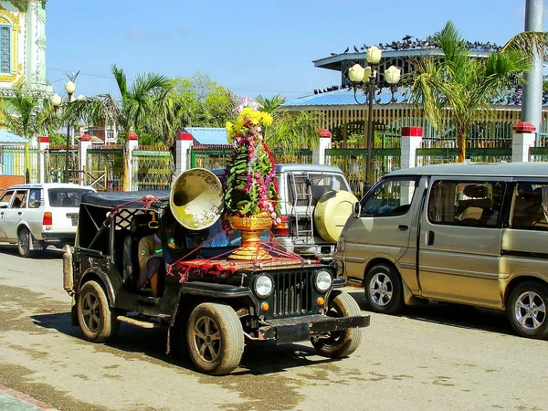 Samochód Jadący Orszak Ślubny Kompleksu Mahamuni Pagoda Mandalay Birma Mahamuni — Zdjęcie stockowe