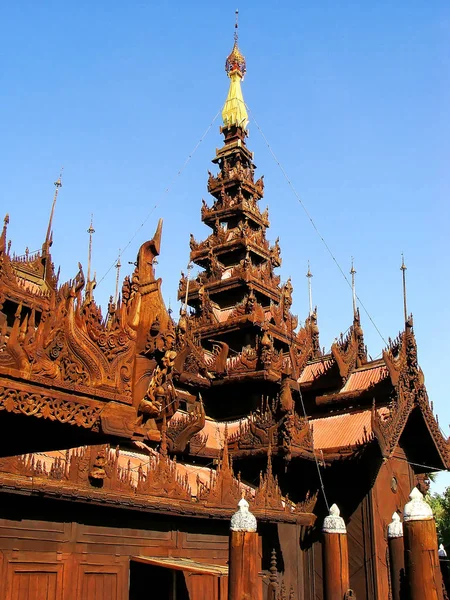 屋根は マンダレー ミャンマーのシュエの箱 Kyaung 修道院で木製の彫刻で飾られました 伝統的なチーク材の建物は 1895 年に中国翡翠商人によって建てられました — ストック写真
