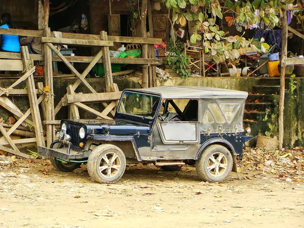车停在缅甸曼德勒的伊洛瓦底江河港 曼德勒是缅甸第二大城市 — 图库照片