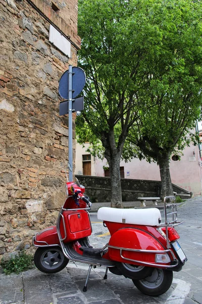 Scooter Rouge Garé Dans Rue Ville Montalcino Val Orcia Toscane — Photo