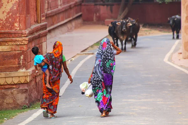 Mujeres Locales Caminando Largo Pared Del Complejo Taj Mahal Agra — Foto de Stock