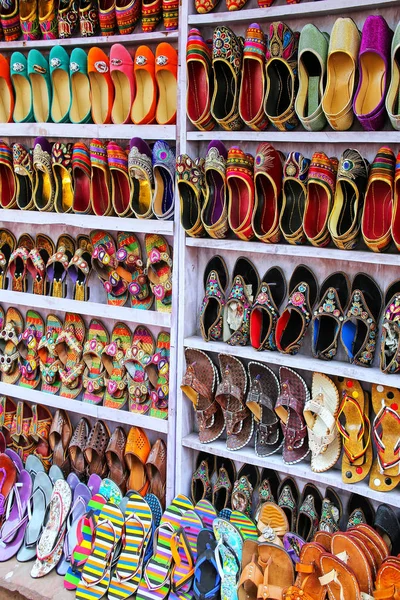 Anzeige Von Schuhen Auf Dem Straßenmarkt Taj Ganj Nachbarschaft Von — Stockfoto