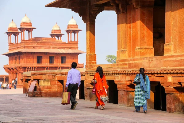 Turistler Fatehpur Sikri Uttar Pradesh, Hindistan karmaşık yürüyüş. Fatehpur Sikri Hindistan'da Babür mimarisinin en iyi korunmuş örneklerinden biridir.