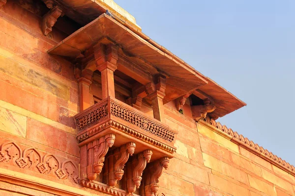 ファテープル シークリーの複雑なウッタル プラデーシュ州 インドの装飾されたバルコニー付きの建物の細部 ファテープル シークリーはインドのムガル建築の最高の保存状態の良い例の一つ — ストック写真