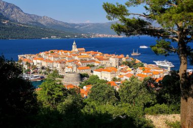 Hırvatistan 'ın eski Korcula kasabası manzarası. Korcula, Korcula adasının doğu kıyısında korunan tarihi bir yerleşim yeridir.