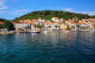 Hırvatistan 'ın Korcula kasabasının rıhtımı. Korcula, Korcula adasının doğu kıyısında korunan tarihi bir yerleşim yeridir.