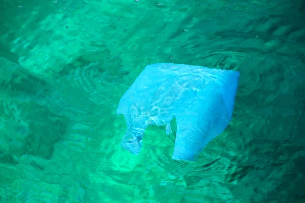 Plastik Tas Mengambang Air Jernih Polusi Laut — Stok Foto