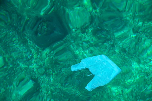 Plastik Tas Mengambang Air Jernih Polusi Laut — Stok Foto