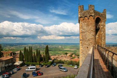 Kule, Montalcino Kalesi Val d'Orcia, Toskana, İtalya. Kalenin tepesine şehrin en yüksek noktası 1361 yılında yaptırılmıştır.
