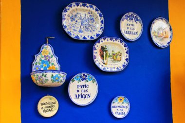 Görüntü Colonia del Sacramento, Uruguay bir turistik mağazada geleneksel seramik Hediyelik eşya. Uruguay'nın en eski şehirlerinden biridir