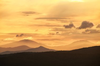 Val d'Orcia günbatımı, Toskana, İtalya'nın tepeleri. 