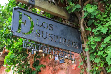 Calle de los Suspiros (Street of Sighs) Colonia del Sacramento, Uruguay imzala. Uruguay'nın en eski şehirlerinden biridir