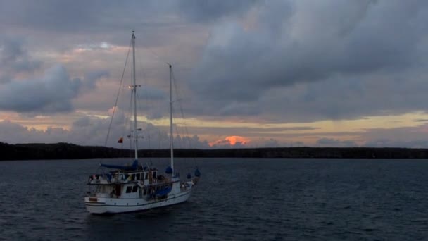 Zeilboot Bij Zonsopgang Great Darwin Bay Genovesa Eiland Galapagos Nationaal — Stockvideo