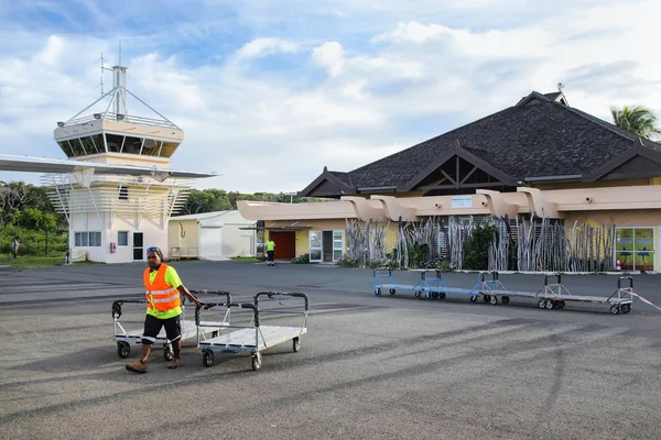 Ouvea Nueva Caledonia Enero Hombre Identificado Camina Con Carritos Aeropuerto —  Fotos de Stock