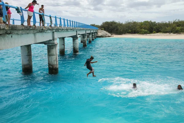 Ouvea New Caledonia January Unidentified People Jump Mouli Bridge Ouvea — Stock Photo, Image