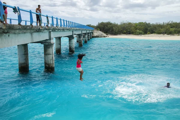 Ouvea New Caledonia January Unidentified People Jump Mouli Bridge Ouvea — Stok fotoğraf