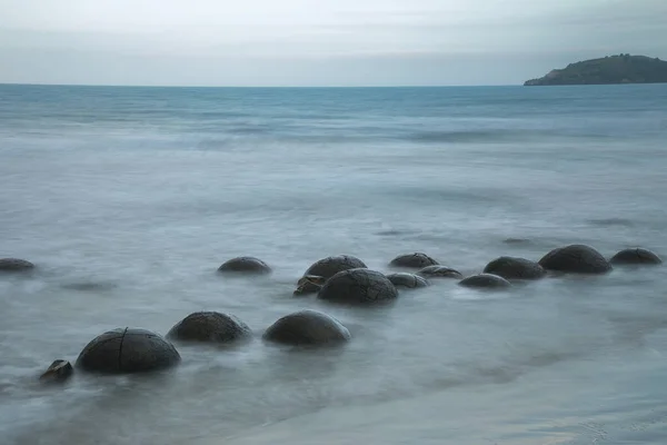 新西兰南岛奥塔哥科科河海滩黄昏时分的莫拉基巨石 — 图库照片