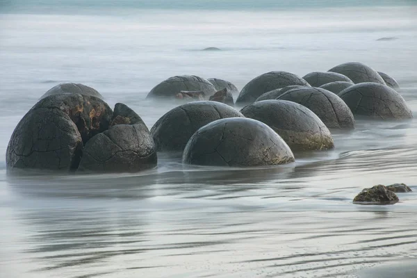 新西兰南岛奥塔哥科科河海滩黄昏时分的莫拉基巨石 — 图库照片