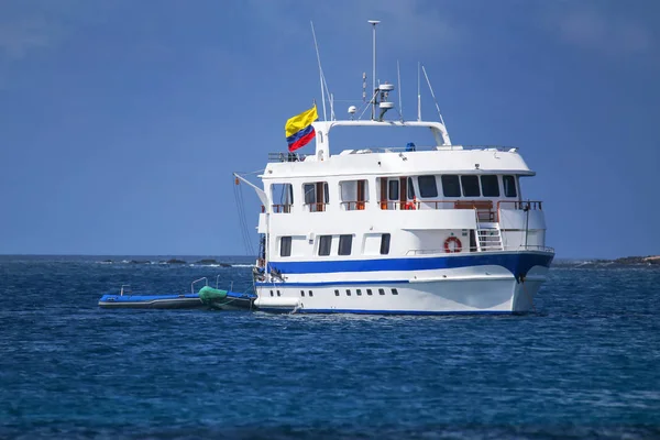 Tipikus Turista Yacht Rögzített Suarez Ponton Espanola Island Galapagos Nemzeti — Stock Fotó