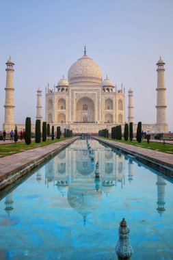 Agra, Uttar Pradesh, Hindistan 'da yansıtma havuzlu Taj Mahal. 1632 yılında İmparator Şah Cihan tarafından ikinci eşi Mumtaz Mahal anısına inşa edilmiştir..