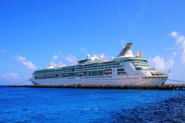 Yolcu gemisi Mahahual köyü, Costa Maya, Meksika 'ya yanaştı. Mahahual artık hızla gelişen bir turizm merkezi..